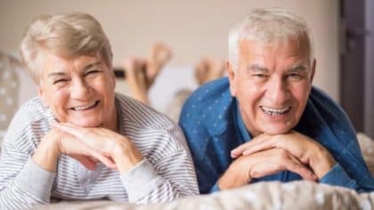Blague du jour : Un couple de retraités se retrouve au lit le soir