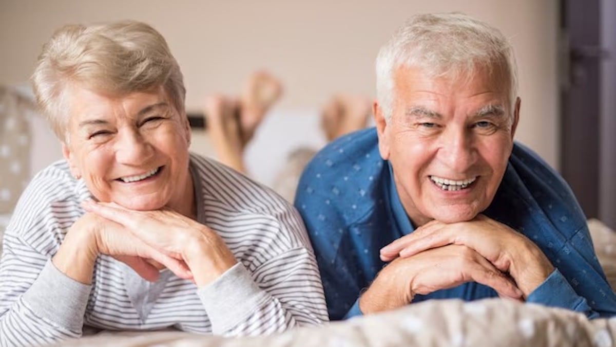 Blague du jour : Un couple de retraités se retrouve au lit le soir