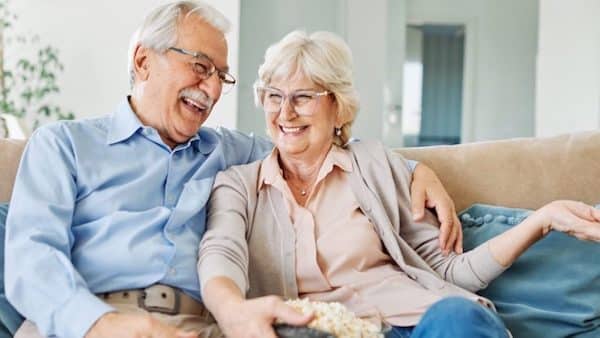 Blague du jour : Un couple de retraités se retrouve au lit le soir