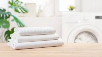 À quelle fréquence faut-il laver les serviettes et les draps pour éviter d’abîmer sa peau ? Les experts répondent