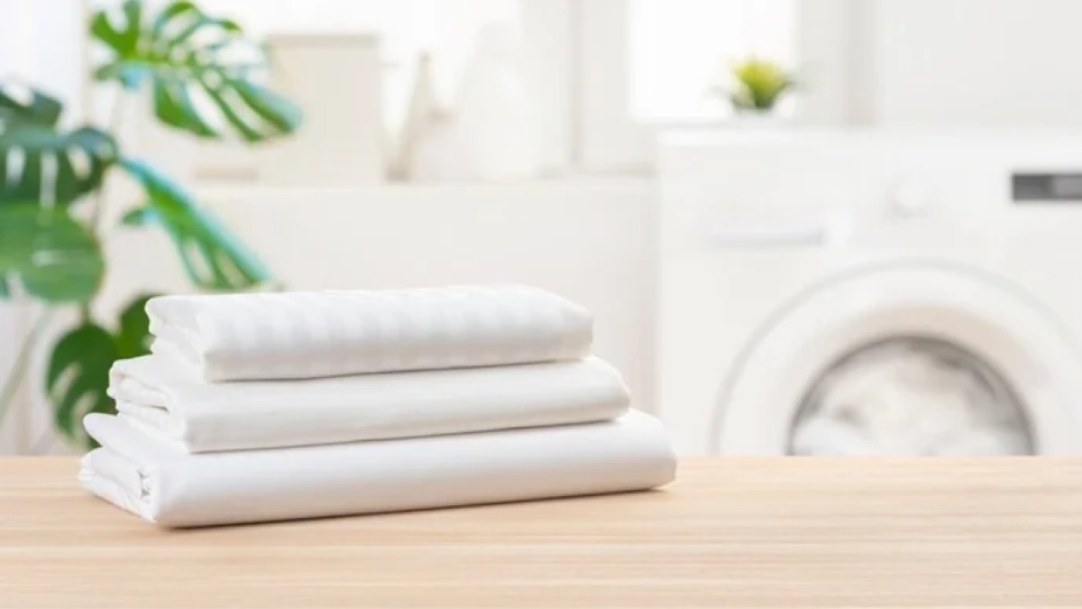 À quelle fréquence faut-il laver les serviettes et les draps pour éviter d’abîmer sa peau ? Les experts répondent