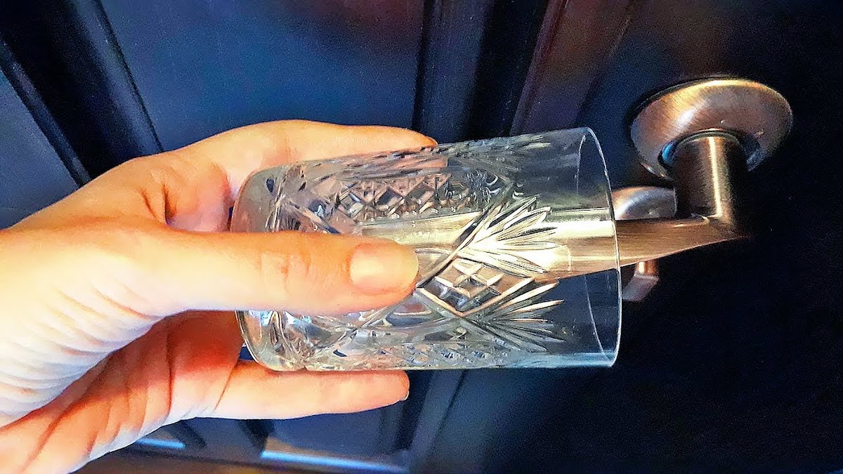 Pourquoi de nombreuses personnes placent un verre sur la poignée lorsqu'elles sont en vacances?