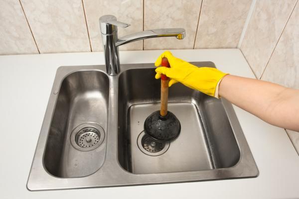 Comment déboucher un évier en quelques minutes ?