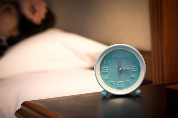 Découvrez les raisons pour lesquelles il est courant de se réveiller à 3 ou 4 heures du matin et comment l’éviter
