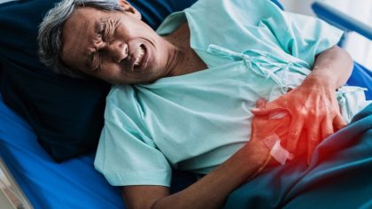 Douleur abdominale du côté gauche : causes, symptômes et options de traitement