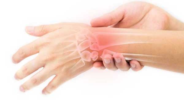Fourmillements dans les mains et les bras : causes et traitement