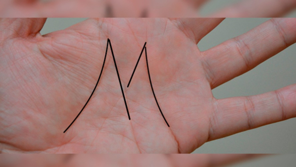 La lettre « M » dans la paume de la main : sa signification dans la culture populaire