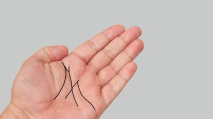 La lettre « M » dans la paume de la main : sa signification dans la culture populaire