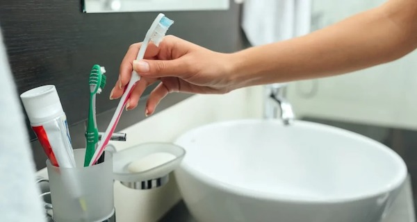 La raison dangereuse pour laquelle vous ne devriez jamais laisser vos brosses à dents dans la salle de bain