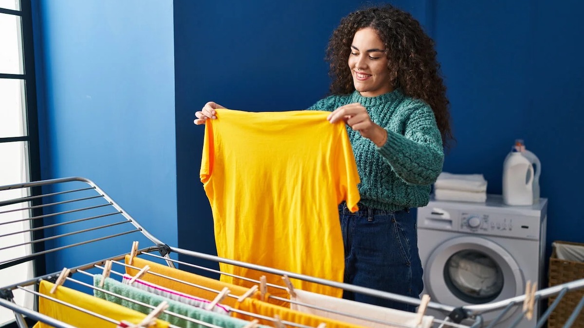 La raison pour laquelle les experts recommandent de sécher les vêtements à l'intérieur même lorsqu'il fait soleil