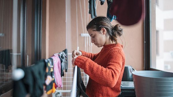 La raison pour laquelle les experts recommandent de sécher les vêtements à l'intérieur même lorsqu'il fait soleil