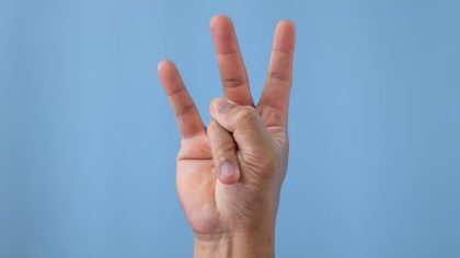 La raison surprenante pour laquelle vous devriez étirer votre annulaire avec votre pouce et maintenir la position pendant quelques secondes