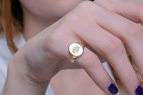 La signification d'une bague au petit doigt