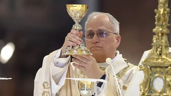 La Toile réagit au détail « surréaliste » de la tenue du pape