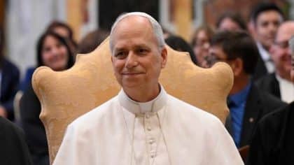 La Toile réagit au détail « surréaliste » de la tenue du pape