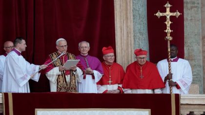 Le pape Léon XIV lance un « appel à la paix » à « tous les peuples » dans ses premiers mots