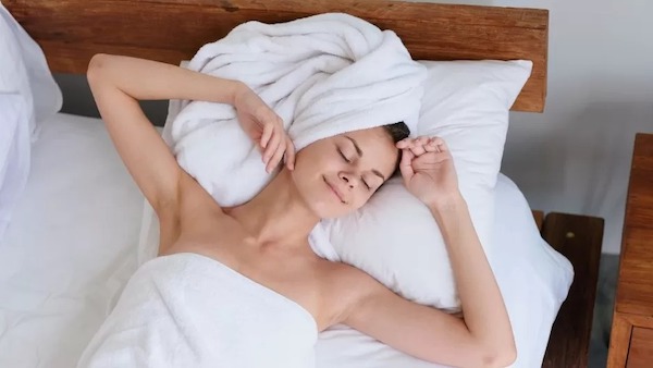 Les conséquences de dormir avec les cheveux mouillés