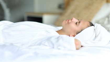 Les conséquences de dormir avec les cheveux mouillés