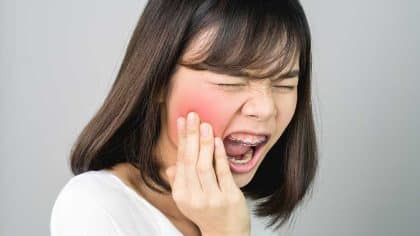 Les remèdes naturels contre le mal de dent que votre dentiste ne veut pas que vous sachiez