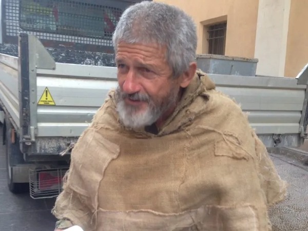 L'histoire de l'homme mystérieux qui a voyagé 37 heures à pied pour le conclave du pape Léon XIV