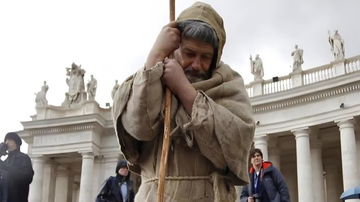 L'histoire de l'homme mystérieux qui a voyagé 37 heures à pied pour le conclave du pape Léon XIV