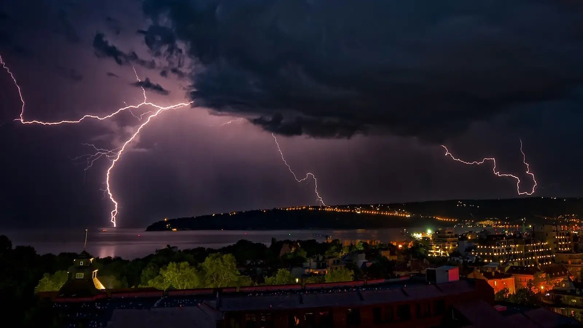 Météo : plusieurs départements sous alerte orageuse ce week-end, une forte baisse des températures est prévue