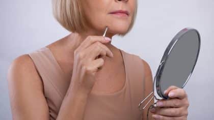 Poils au menton : une dermatologue révèle une solution révolutionnaire