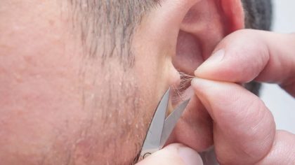 Poils dans les oreilles : causes, signification et traitement