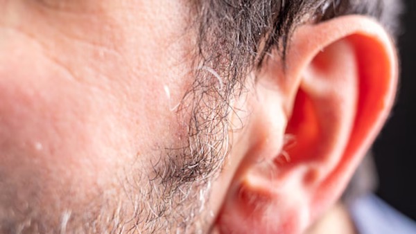 Poils dans les oreilles : causes, signification et traitement