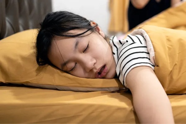 Pourquoi bavez-vous pendant votre sommeil ? Causes et remèdes