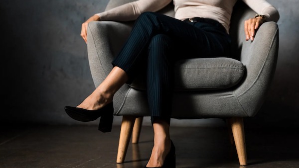 Pourquoi une femme croise-t-elle les jambes ?