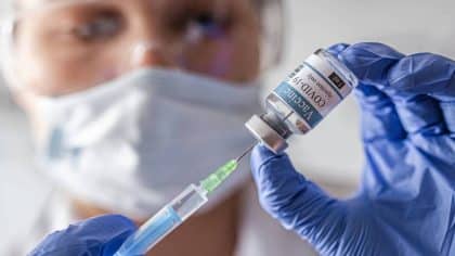 Que se cache-t-il derrière les rares effets indésirables que peut provoquer la vaccination contre la COVID-19 ?