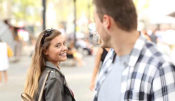 Que signifie le fait que vous regardiez quelqu'un d'autre et qu'il vous regarde en retour et vous sourie ?