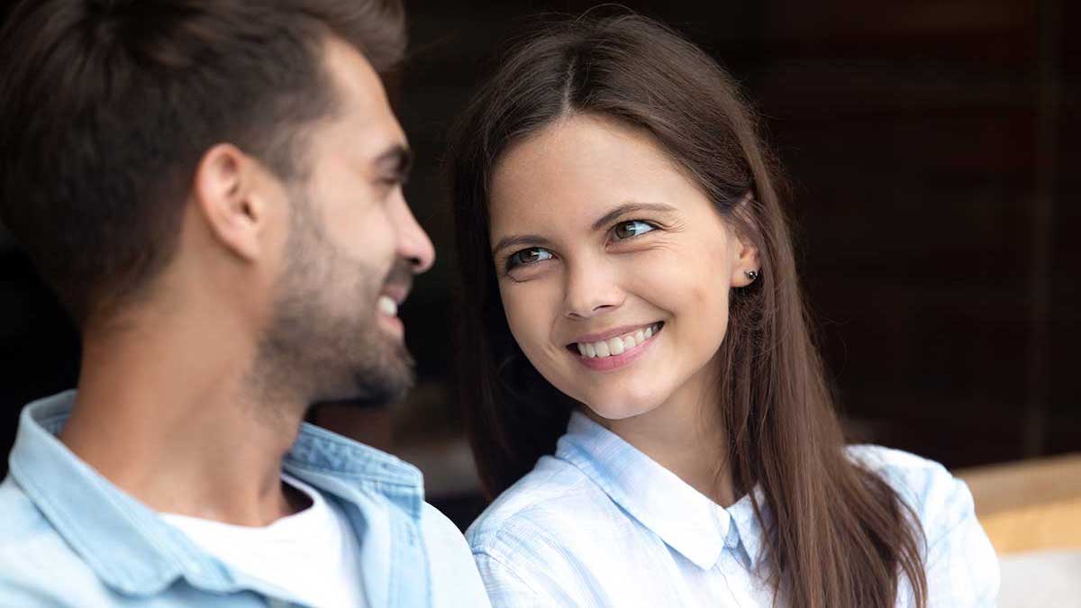 Que signifie le fait que vous regardiez quelqu'un d'autre et qu'il vous regarde en retour et vous sourie ?
