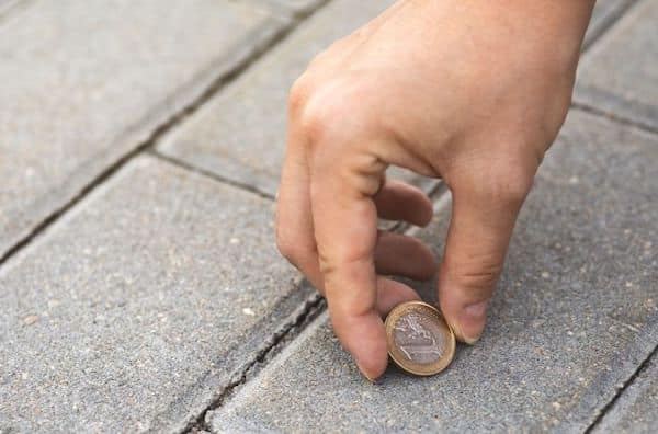 Que signifie trouver une pièce dans la rue, selon les signes du destin ?