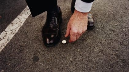 Que signifie trouver une pièce dans la rue, selon les signes du destin ?
