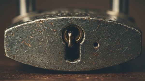 Quel est le but du petit trou dans les cadenas ? Un détail au-delà de la sécurité