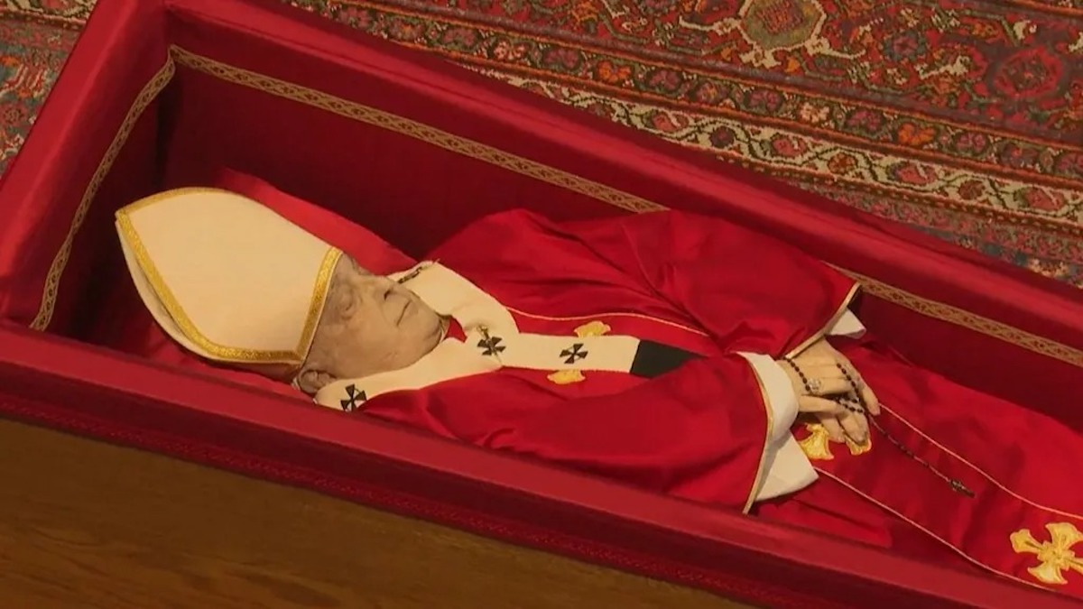 Quelle est la bague du pêcheur portée par le pape François et pourquoi sera-t-elle détruite après sa mort ?