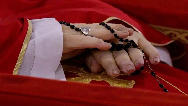 Quelle est la bague du pêcheur portée par le pape François et pourquoi sera-t-elle détruite après sa mort ?