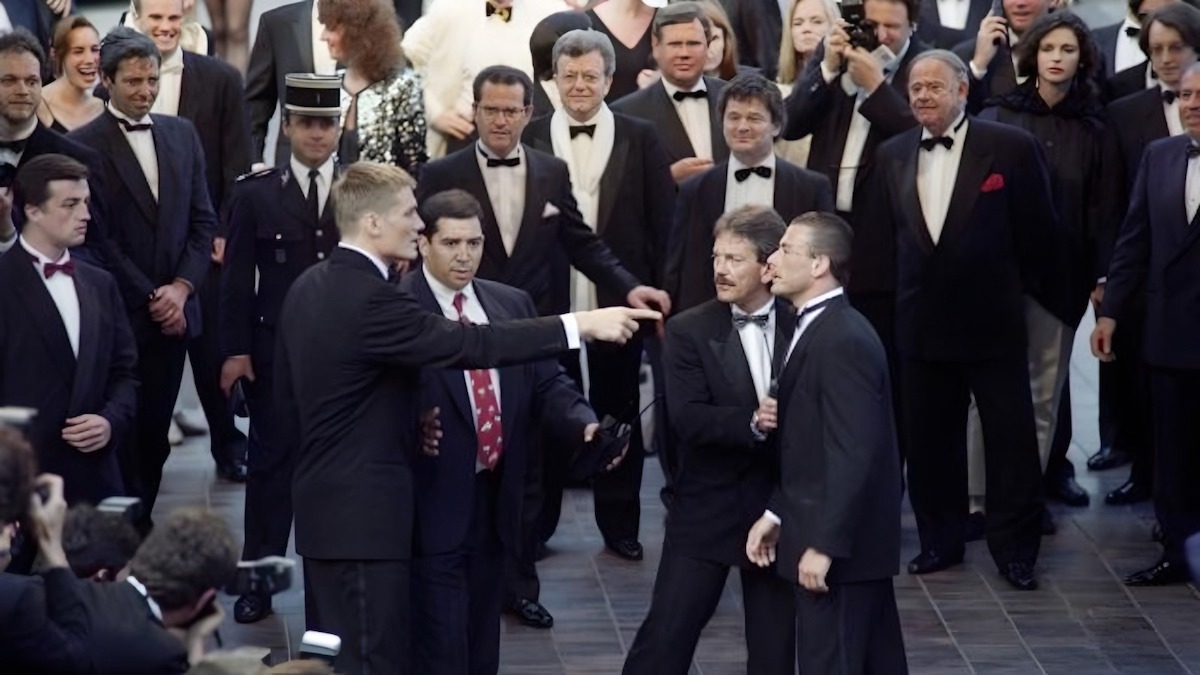 Scène de violence sur le tapis rouge à Cannes : un acteur attaque brutalement un invité devant les caméras
