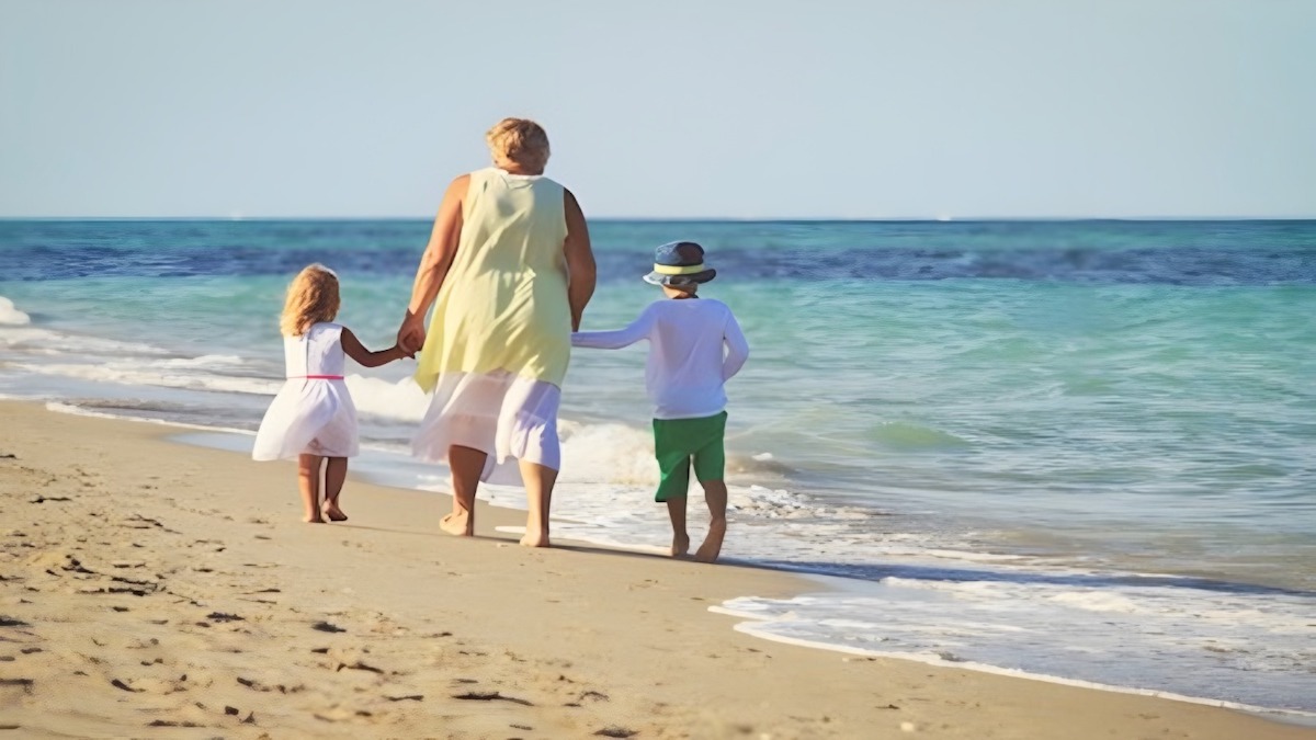 Spectacle inattendu sur la plage : une grand-mère face à un lourd secret