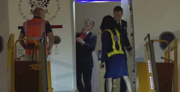 Un expert en lecture labiale déchiffre les mots de l'épouse du président Macron suite à l'incident de la "gifle"