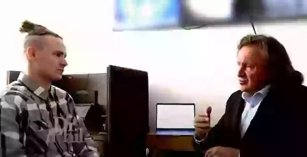 Un homme aux troubles de la colère s'effondre en larmes après la révélation du radiologue concernant son scanner cérébral