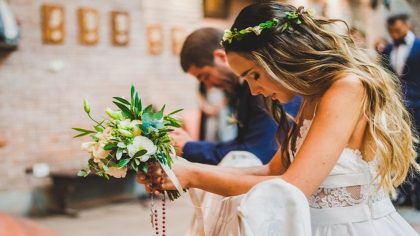 Une étudiante sans ressources épouse un homme de 60 ans mais le soir du mariage, il lui demande l'impossible