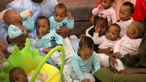 Une femme a donné naissance à dix bébés en un seul accouchement, établissant ainsi un record du monde