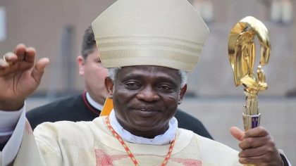 Une fumée blanche s'échappe de la cheminée du Vatican : le conclave a élu le nouveau pape