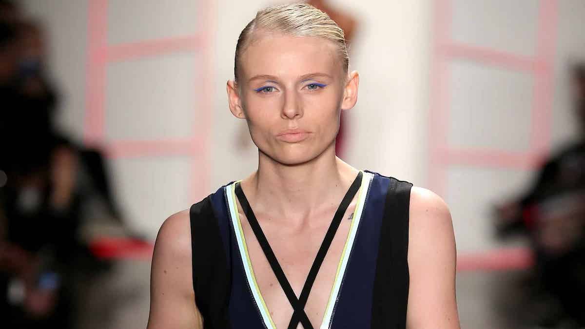 Une mannequin a perdu ses deux jambes après une infection avec un tampon et a continué sa carrière