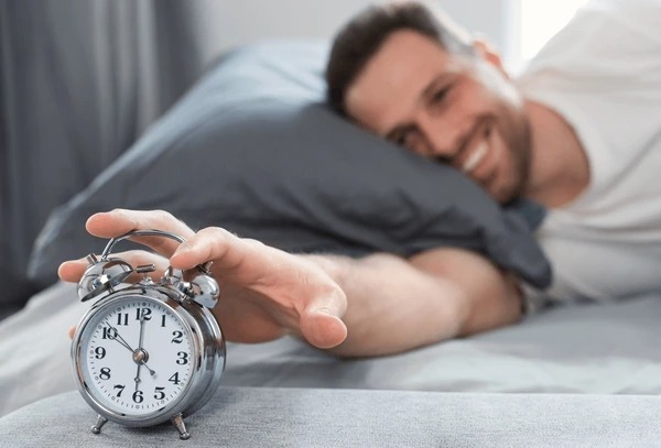 10 choses qui rendent un homme heureux au réveil