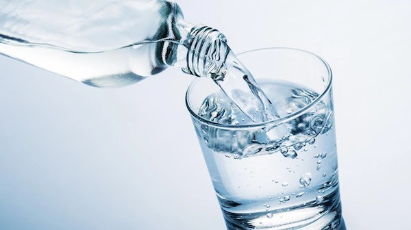 5 erreurs que nous commettons en buvant de l'eau