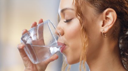 5 erreurs que nous commettons en buvant de l'eau